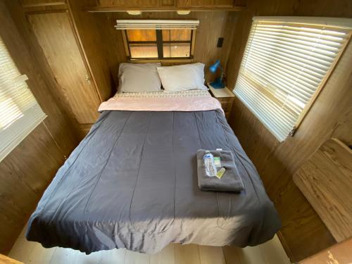 1 cama en una habitación pequeña en una casa pequeña en Affordable Rooms in RV Trailer, en Los Ángeles