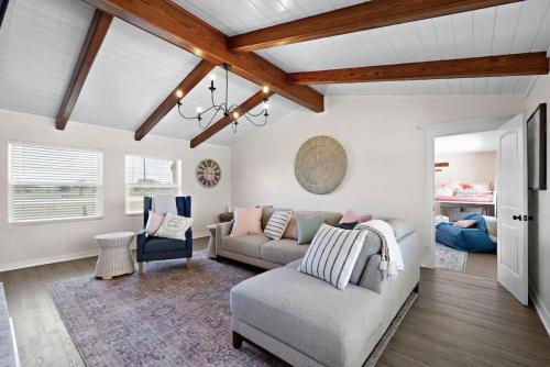 Χώρος καθιστικού στο Vacation home with private pool and game room, minutes from the beach