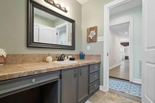 Φωτογραφία από το άλμπουμ του Vacation home with private pool and game room, minutes from the beach σε Γκάλβεστον