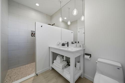 Un baño blanco con lavabo e inodoro. en Sanitella Suite, en Walla Walla