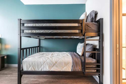 En eller flere senge i et værelse på Spacious Family Stay Near Downtown Macon