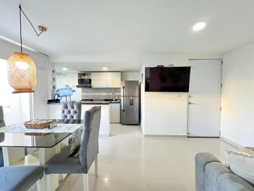 une cuisine et un salon avec une table et des chaises dans l'établissement Azul Caribe 104, à Coveñas