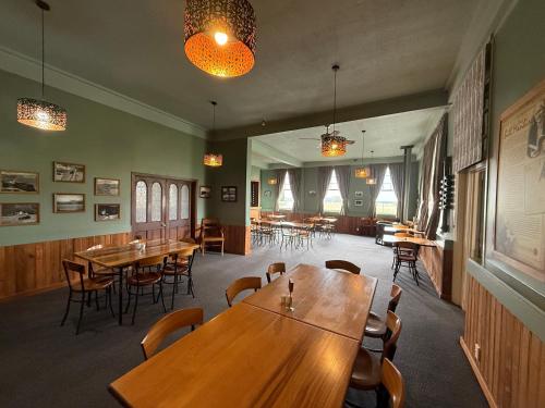 Mossburn Railway Hotelにあるレストランまたは飲食店