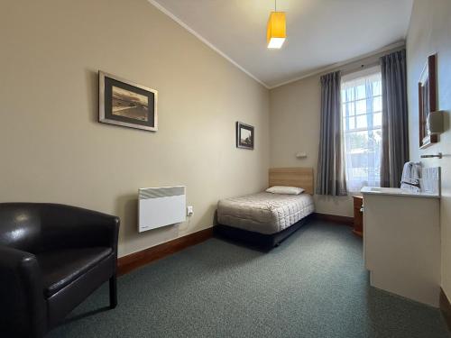 Mossburn Railway Hotelにあるベッド
