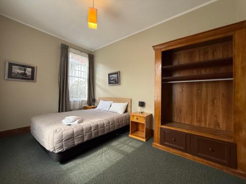 Mossburn Railway Hotelにあるベッド