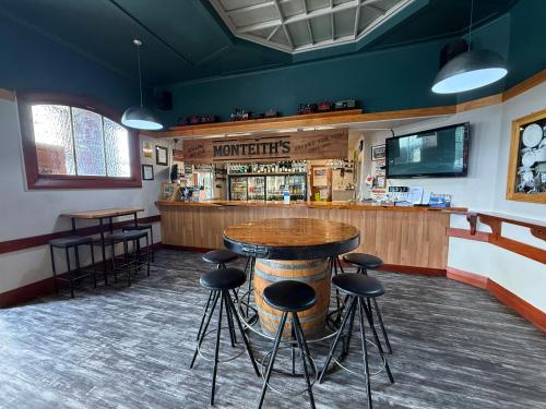 Mossburn Railway Hotelにあるラウンジまたはバー