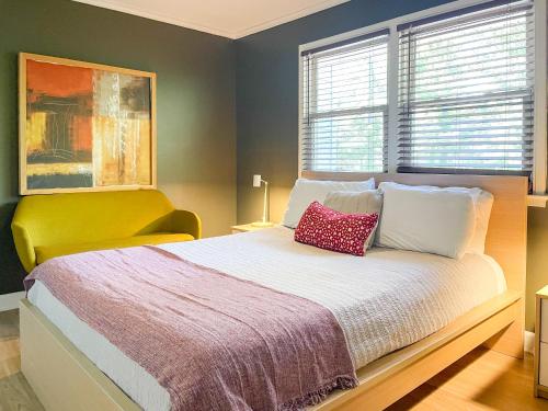 Ένα ή περισσότερα κρεβάτια σε δωμάτιο στο Stylish Modern Apartment in Cameron Village