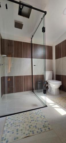 バルボサにあるCasa Campestre Taraのトイレ付きのバスルームのガラス製シャワー