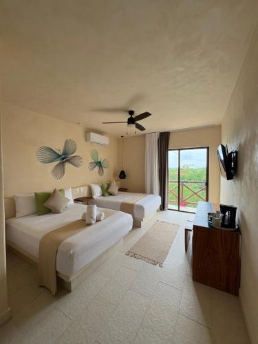 Una cama o camas en una habitación de sunsteps casa holbox