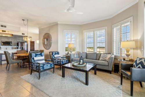 アメリア・アイランドにある21 Ocean Place condoのソファとテーブルのあるリビングルーム