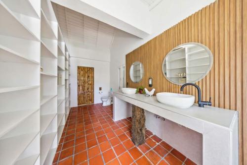 a bathroom with two sinks and a mirror at Private 5br Pool Villa Modern Aruba Style in Piedra Plat