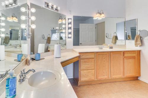 リオランチョにあるEasy ABQ Access Large Family Home with Patio and Yardの洗面台と大きな鏡のあるバスルーム