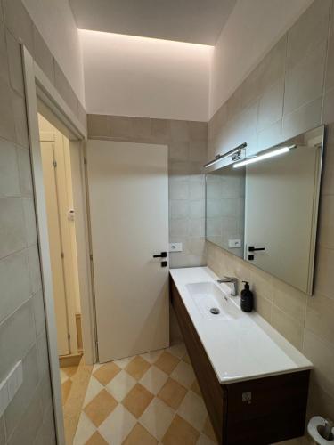 a bathroom with a sink and a mirror at Gradini dell arte in Naples