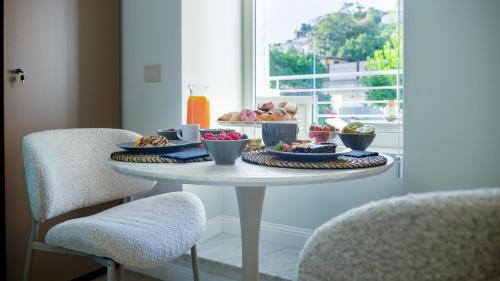 ナポリにあるDimora Botanicaのテーブル(朝食用の食材、椅子2脚付)