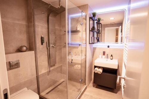 ブラチスラヴァにあるSKY PARK - Luxury Apartment - Free Parkingのシャワーと洗面台付きのバスルーム