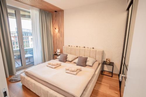 ブラチスラヴァにあるSKY PARK - Luxury Apartment - Free Parkingの窓のある部屋にある大きな白いベッド
