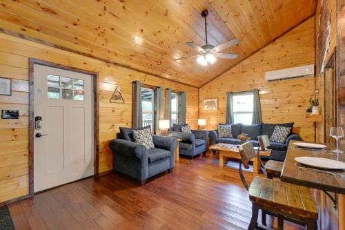 Ein Sitzbereich in der Unterkunft Private Hot Tub Dog-Friendly Red River Gorge Home