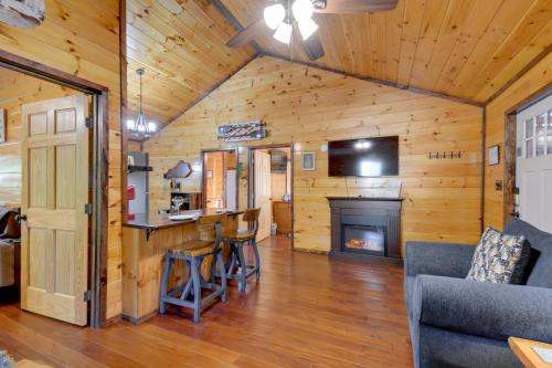 Galeriebild der Unterkunft Private Hot Tub Dog-Friendly Red River Gorge Home in Rogers