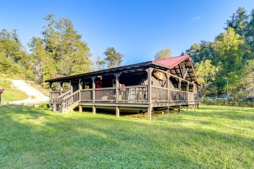 Ein Garten an der Unterkunft Private Hot Tub Dog-Friendly Red River Gorge Home