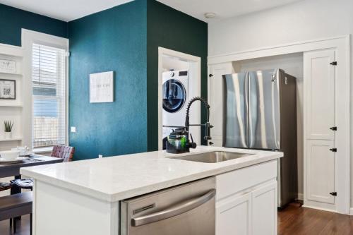 Kuchyň nebo kuchyňský kout v ubytování Stylish Historic Home Near Bishop Arts 5 min