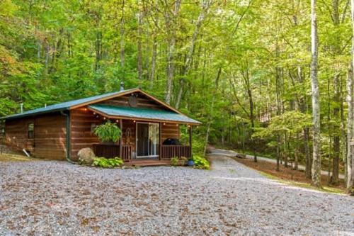 Line SpringにあるCozy well equipped cabin in scenic Wears Valleyの砂利の私道がある森のログキャビン