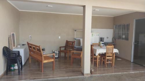 a kitchen and dining room with a table and chairs at Hostel Fratelli Costa in Delfinópolis