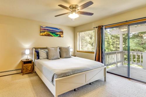 Un dormitorio con una cama y un ventilador de techo. en 3 Mi to Lake Tahoe Forest-View Sanctuary with Deck!, en Incline Village