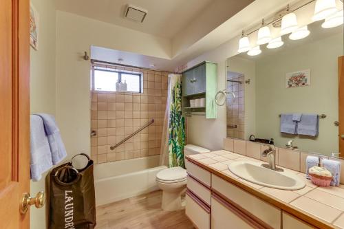 Un baño con lavabo, inodoro y espejo. en 3 Mi to Lake Tahoe Forest-View Sanctuary with Deck!, en Incline Village