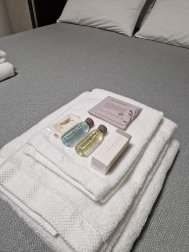 a pile of towels sitting on top of a bed at B&B Casa Tassoni in Maranello