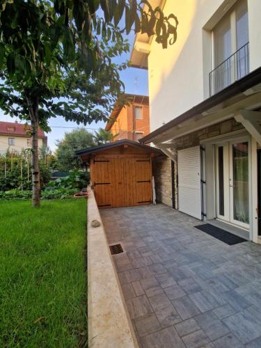 a driveway leading to a house with a garage at B&B Casa Tassoni in Maranello