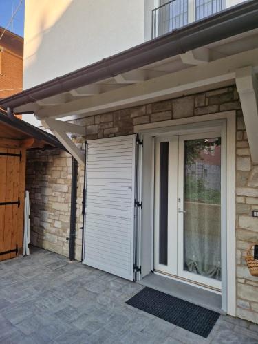 a detached garage with a white garage door at B&B Casa Tassoni in Maranello