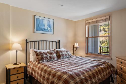 Postel nebo postele na pokoji v ubytování Silver Mill #8268 by Summit County Mountain Retreats