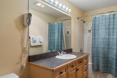 Koupelna v ubytování Silver Mill #8268 by Summit County Mountain Retreats