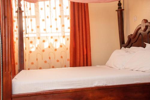 Una cama o camas en una habitación de Kings 1 Bedroom