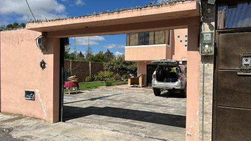 El edificio en el que está la habitación en casa particular