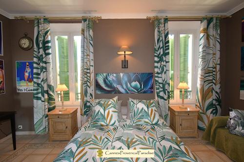 1 dormitorio con 1 cama y 2 lámparas y ventanas en Cannes Provencal Paradise, en Cannes