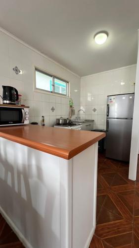 a kitchen with a counter top and a refrigerator at Cabañas Coquimbo in Coquimbo