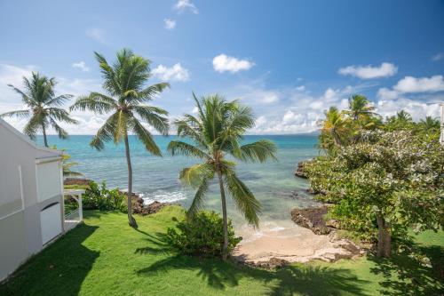 a view of the ocean from the balcony of a house at Balcon des alizés pieds dans l'eau in Le Gosier