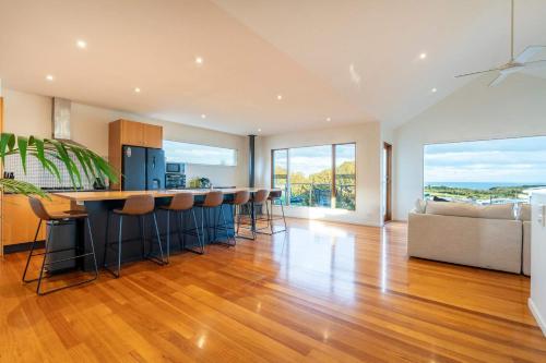 Χώρος καθιστικού στο Sweeping Ocean Views Pet Friendly