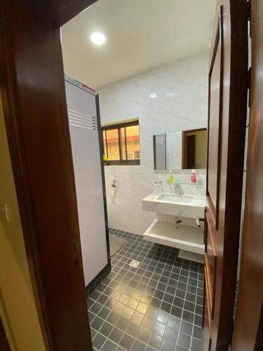 a bathroom with a sink and a mirror at Nouvelle route omnisports meublé in Yaoundé