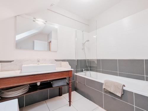 ein Badezimmer mit Waschbecken, Badewanne und Spiegel in der Unterkunft Gîte unique dans propriété historique avec musée, proche Châteauroux, 4 chambres, cheminée, fibre, parking. - FR-1-591-49 in Arthon