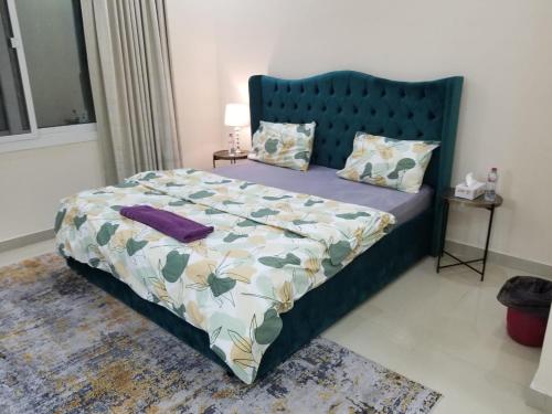 Ένα ή περισσότερα κρεβάτια σε δωμάτιο στο Elegant 5-bedroom Apartment near Al-Khan Beach