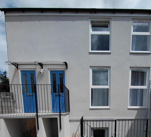 Ein Balkon oder eine Terrasse in der Unterkunft Blue Door Apartments