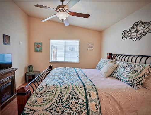 Ένα ή περισσότερα κρεβάτια σε δωμάτιο στο 3 bedroom 2 bath, Garage, Walk to Park, Central Location, Pets OK