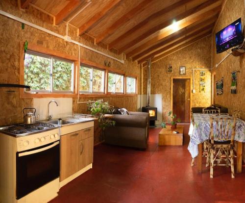 Η κουζίνα ή μικρή κουζίνα στο Cabaña La Piedra descansa en la Montaña