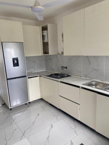 Η κουζίνα ή μικρή κουζίνα στο 3BR Ultra Modern House in Gbawe