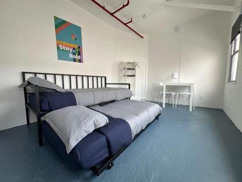 een slaapkamer met 2 bedden en een tafel bij The Art Nook Creative Hostel Room in the Heart of Hollywood Los Angeles in Los Angeles