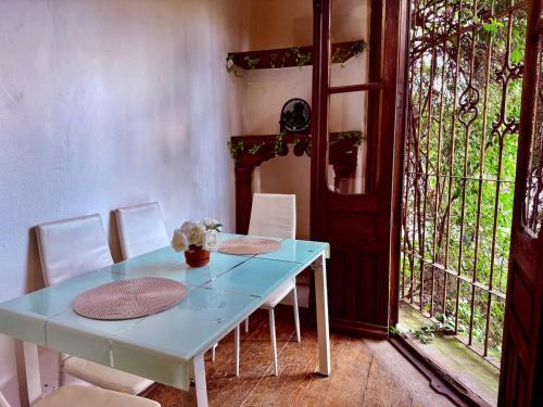 a blue table and chairs in a room with a window at Tizapan 04 NEW 1BE&1BA in Mexico City