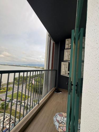 Balkoni atau teres di Ddy & Mmy # Bay suites likas