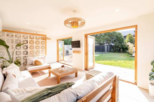 TV a/nebo společenská místnost v ubytování Absolute Beachfront Views - Bohemian Charm